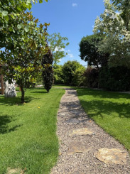 Štýlový 5-izbový bungalov s krásnou záhradou