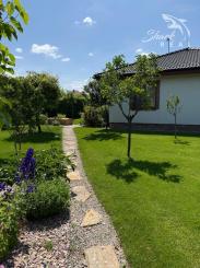 Štýlový 5-izbový bungalov s krásnou záhradou