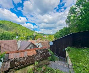 Malebná romantická chalupa pod lesom