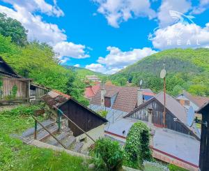 Malebná romantická chalupa pod lesom