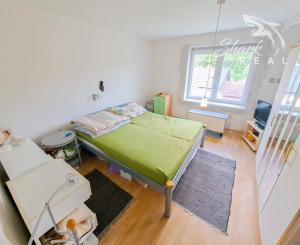 Malebná romantická chalupa pod lesom