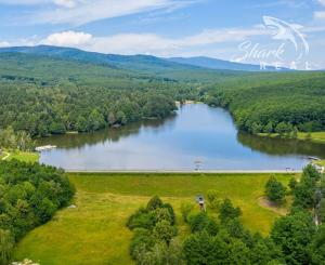Pozemok v lone prírody s potôčikom– ideálny pre vašu vysnívanú chatu!