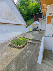 Malebný romantický domček pod lesom