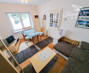 Malebný romantický domček pod lesom