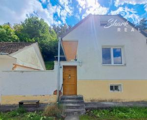 Malebný romantický domček pod lesom