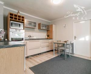 REZERVOVANÉ - Na predaj pekný dom so záhradou