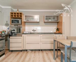 REZERVOVANÉ - Na predaj pekný dom so záhradou