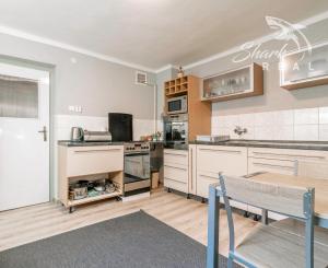 REZERVOVANÉ - Na predaj pekný dom so záhradou