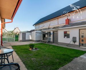 REZERVOVANÉ - Na predaj pekný dom so záhradou