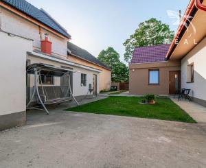 REZERVOVANÉ - Na predaj pekný dom so záhradou