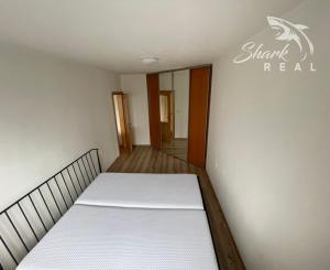 Na prenájom svetlý 2 izbový byt