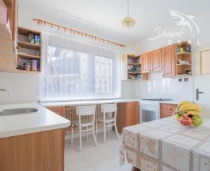 Čiastočne zrekonštruovaný dom vo výbornej lokalite s garážou