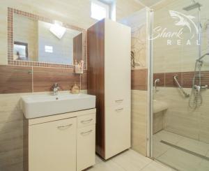 Čiastočne zrekonštruovaný dom vo výbornej lokalite s garážou