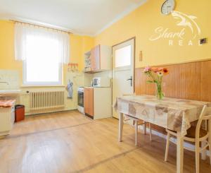 Čiastočne zrekonštruovaný dom vo výbornej lokalite s garážou