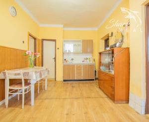 Čiastočne zrekonštruovaný dom vo výbornej lokalite s garážou