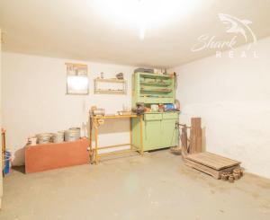 Čiastočne zrekonštruovaný dom vo výbornej lokalite s garážou