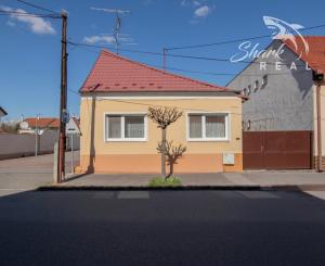 Čiastočne zrekonštruovaný dom vo výbornej lokalite s garážou