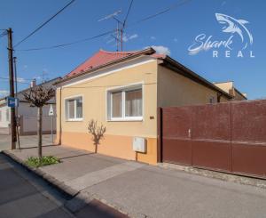 Čiastočne zrekonštruovaný dom vo výbornej lokalite s garážou