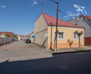 Čiastočne zrekonštruovaný dom vo výbornej lokalite s garážou