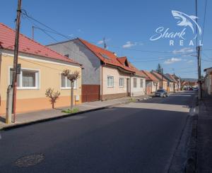 Čiastočne zrekonštruovaný dom vo výbornej lokalite s garážou