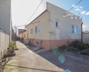 Čiastočne zrekonštruovaný dom vo výbornej lokalite s garážou