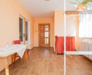 REZERVOVANÉ - Rodinný dom s rozľahlým slnečným pozemkom