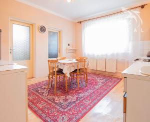 REZERVOVANÉ - Rodinný dom s rozľahlým slnečným pozemkom