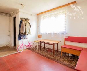 REZERVOVANÉ - Rodinný dom s rozľahlým slnečným pozemkom