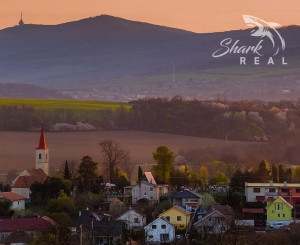 Nádherná záhrada s chatou neďaleko pohoria Tribeč