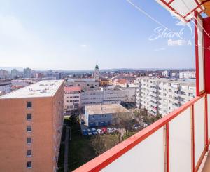 ZNÍŽENÉ !!! 3 IZBOVÝ BYT -V CENTRE- S VÝHĽADOM NA NÁMESTIE