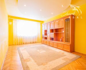 ZNÍŽENÉ !!! 3 IZBOVÝ BYT -V CENTRE- S VÝHĽADOM NA NÁMESTIE