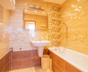 ZNÍŽENÉ !!! 3 IZBOVÝ BYT -V CENTRE- S VÝHĽADOM NA NÁMESTIE