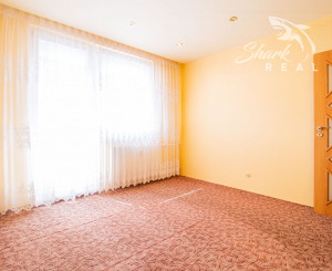 ZNÍŽENÉ !!! 3 IZBOVÝ BYT -V CENTRE- S VÝHĽADOM NA NÁMESTIE