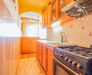 ZNÍŽENÉ !!! 3 IZBOVÝ BYT -V CENTRE- S VÝHĽADOM NA NÁMESTIE