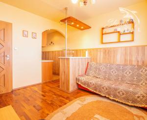 ZNÍŽENÉ !!! 3 IZBOVÝ BYT -V CENTRE- S VÝHĽADOM NA NÁMESTIE