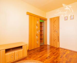 ZNÍŽENÉ !!! 3 IZBOVÝ BYT -V CENTRE- S VÝHĽADOM NA NÁMESTIE