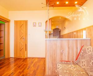 ZNÍŽENÉ !!! 3 IZBOVÝ BYT -V CENTRE- S VÝHĽADOM NA NÁMESTIE