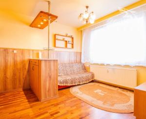 ZNÍŽENÉ !!! 3 IZBOVÝ BYT -V CENTRE- S VÝHĽADOM NA NÁMESTIE