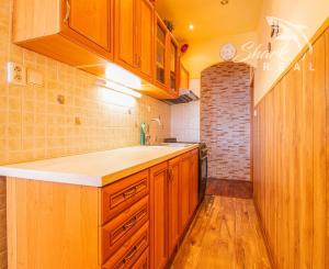 ZNÍŽENÉ !!! 3 IZBOVÝ BYT -V CENTRE- S VÝHĽADOM NA NÁMESTIE