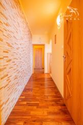 ZNÍŽENÉ !!! 3 IZBOVÝ BYT -V CENTRE- S VÝHĽADOM NA NÁMESTIE