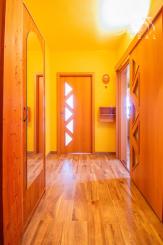 ZNÍŽENÉ !!! 3 IZBOVÝ BYT -V CENTRE- S VÝHĽADOM NA NÁMESTIE