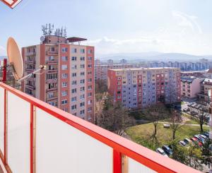 ZNÍŽENÉ !!! 3 IZBOVÝ BYT -V CENTRE- S VÝHĽADOM NA NÁMESTIE