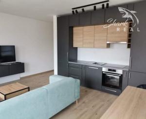 Kompletne zariadený 2 izbový byt s balkónom