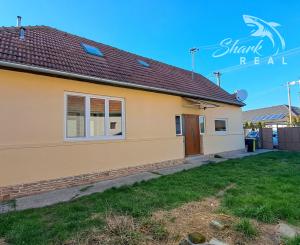 PREDANÉ! Slnečný 4-izbový dom na predaj