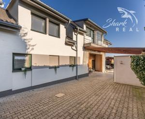 ***VÝNIMOČNÁ NEHNUTEĽNOSŤ LEN 20 km od Trnavy*** úžitková plocha 590 m2***veľký dvor s bazénom a wellnesom***