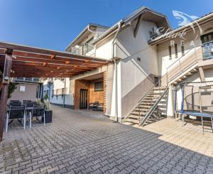 ***VÝNIMOČNÁ NEHNUTEĽNOSŤ LEN 20 km od Trnavy*** úžitková plocha 590 m2***veľký dvor s bazénom a wellnesom***