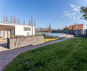 ***VÝNIMOČNÁ NEHNUTEĽNOSŤ LEN 20 km od Trnavy*** úžitková plocha 590 m2***veľký dvor s bazénom a wellnesom***