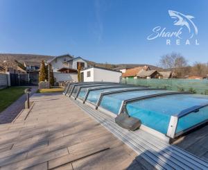 ***VÝNIMOČNÁ NEHNUTEĽNOSŤ LEN 20 km od Trnavy*** úžitková plocha 590 m2***veľký dvor s bazénom a wellnesom***