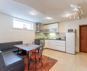 ***VÝNIMOČNÁ NEHNUTEĽNOSŤ LEN 20 km od Trnavy*** úžitková plocha 590 m2***veľký dvor s bazénom a wellnesom***