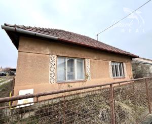 PREDANÉ - Pozemok so starým domom Veľká Maňa / Nové Zámky.